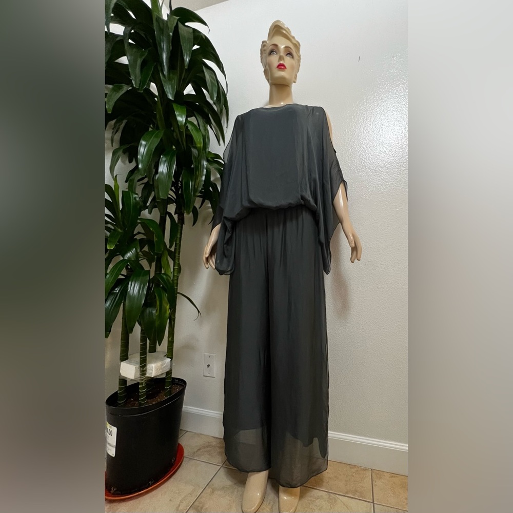 SET-Made in Italy palazzo pants and cold shoulder top.
Charcoal color